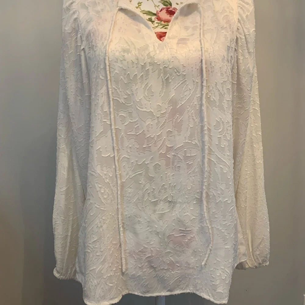 Gorgeous Loft off white shirt - Picture 2 of 9